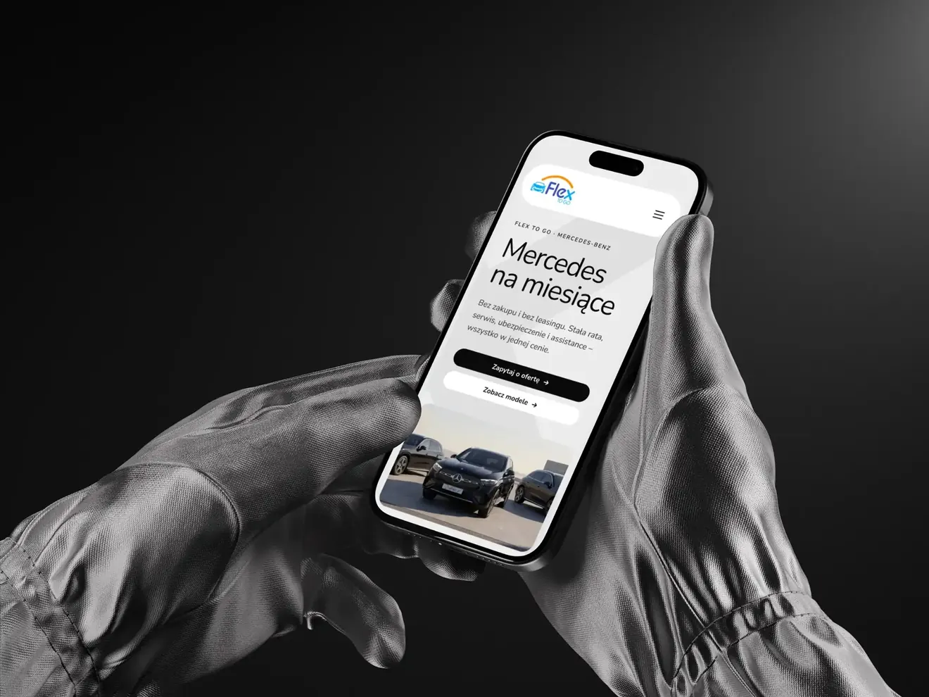 Widok mobilnej strony Flex To Go „Mercedes na miesiące” na smartfonie trzymanym w dłoniach w srebrnych rękawicach na ciemnym tle.